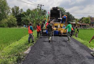 Satgas TMMD 110 Bojonegoro, Lakukan Pengaspalan Jalan Desa Ngrancang Tambakrejo