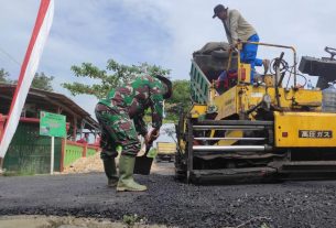 Pengaspalan Jalan TMMD Bojonegoro Dilakukan Dengan Seksama Dan Ketelitian