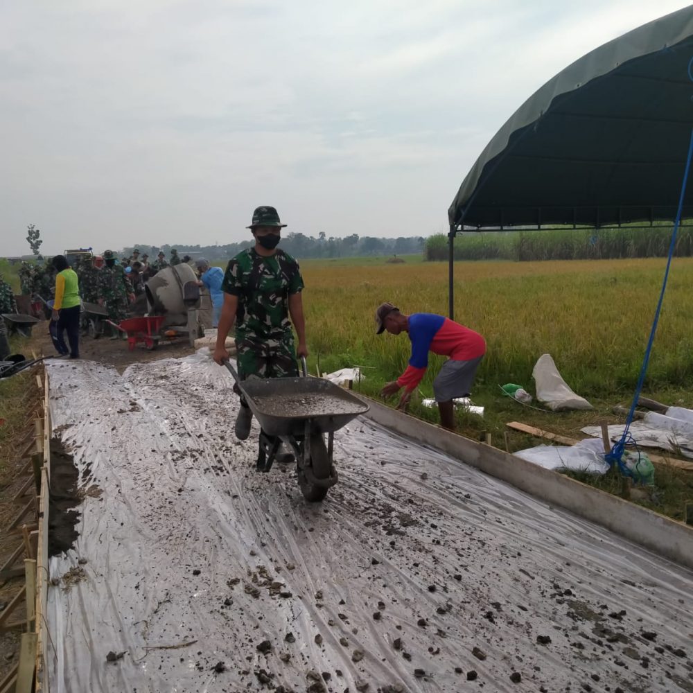 Anggota Satgas TMMD Kodim 0718/Pati Langsir Adukan Beton