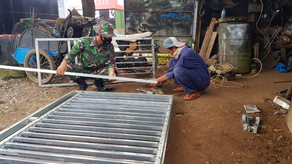 Anggota Satgas TMMD Komsos Dibengkel Las Milik Warga Tamansari