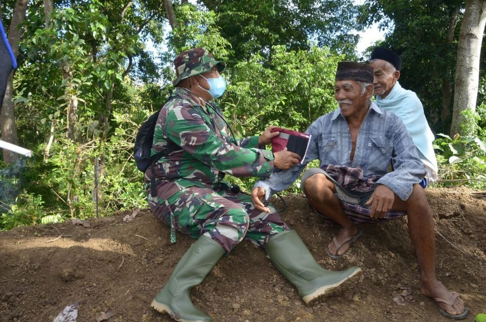 Anggota Satgas TMMD Reg 111 Kab.Bone Memberikan Pelayanan Kesehatan Kepada Masyarakat Libureng
