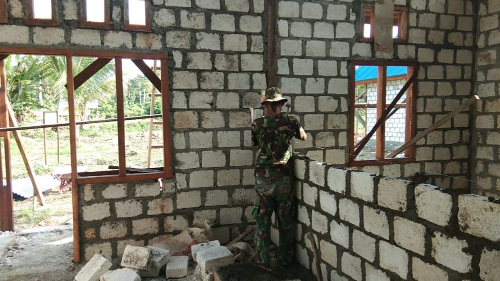 Anggota Satgas TMMD Tunjukkan Keahliannya dalam Bertukang