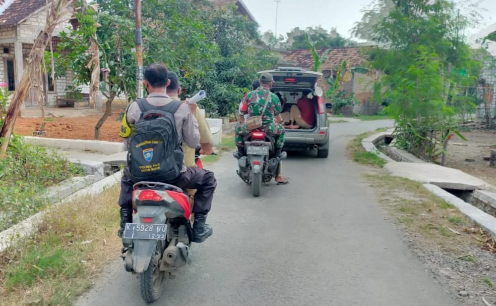 Babinsa Desa Tamansari Sampaikan Himbauan Prokes Keliling Desa