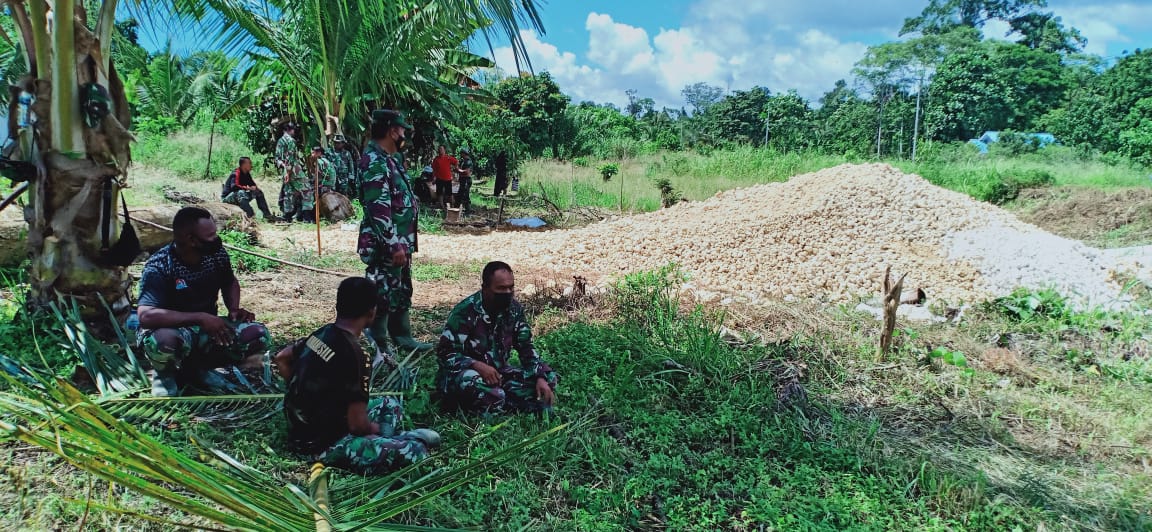 Babinsa Koramil Pantai Timur Melepas Lelah