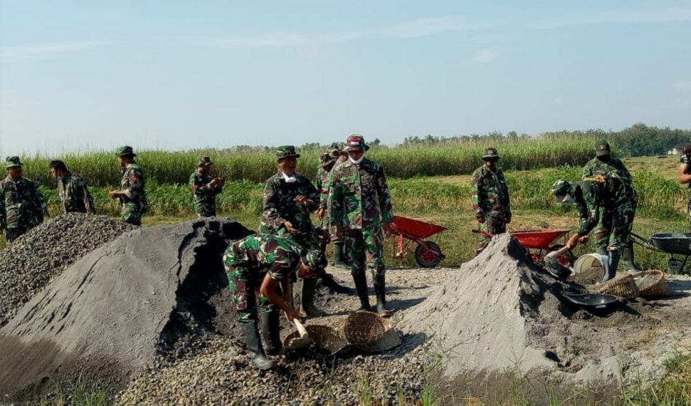 Jalan Desa Tamansari Dipenuhi Oleh Tentara
