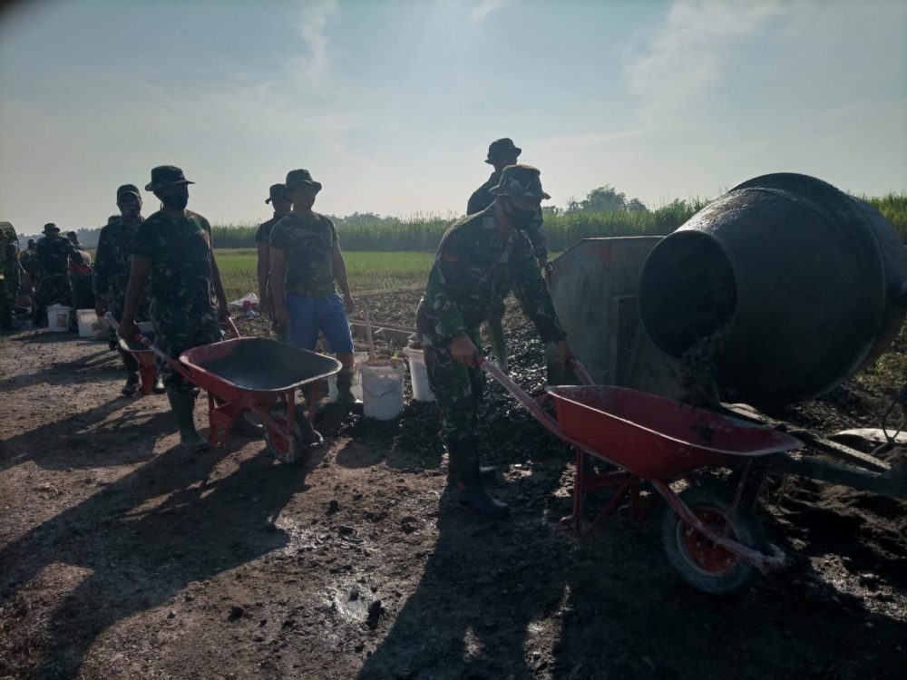 Kebersamaan Menambah Semangat Di Lokasi Pengecoran Jalan