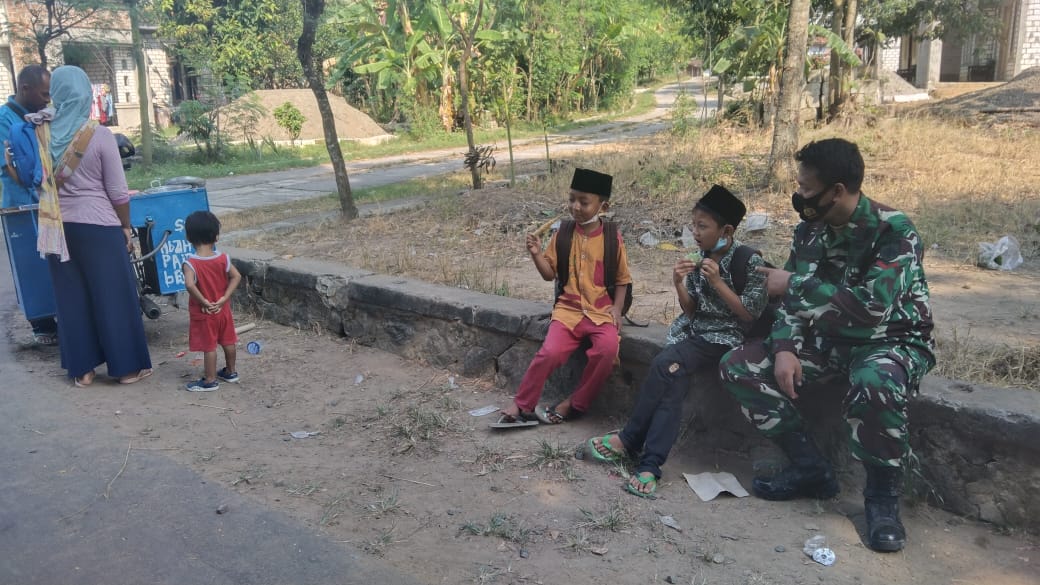 Keramahan Anggota TNI di Rasakan Anak-Anak di Saat Istirahat Pra TMMD