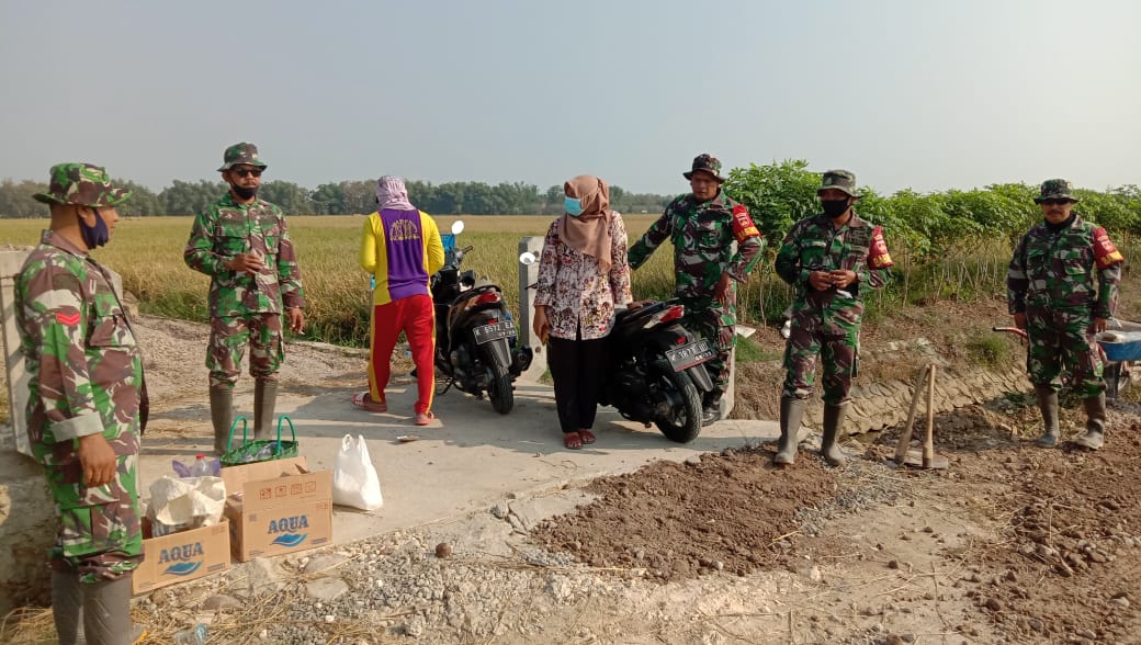 Kompak Dan Penuh Perhatian Para Perangkat Desa Kepada Satgas TMMD Reg. 111 Kodim Pati