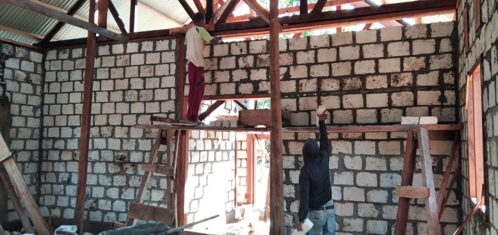 Pemasangan Kosen dan Batu Tela Rumah Pastori TMMD 111