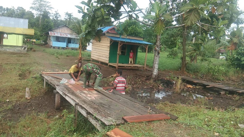 Pemasangan Papan Jembatan Permudah Aktivitas Warga di Lokasi TMMD