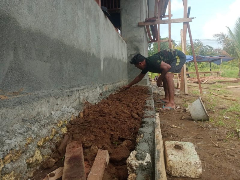 Penimbunan Latar Luar Bangunan Balai Kampung TMMD