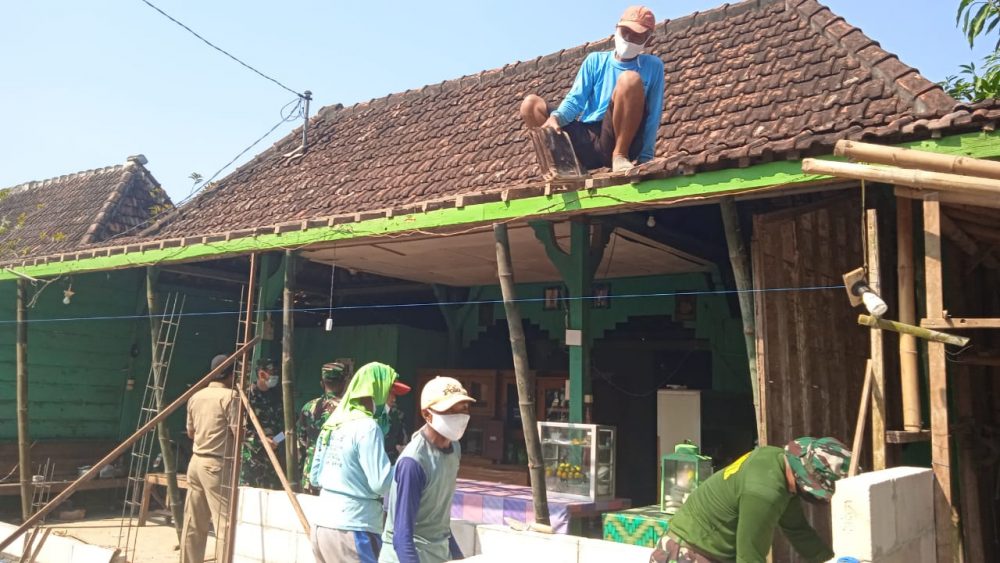 Rumah Mudadi Baru Saja Dibongkar Bagian Depan Oleh Satgas TMMD