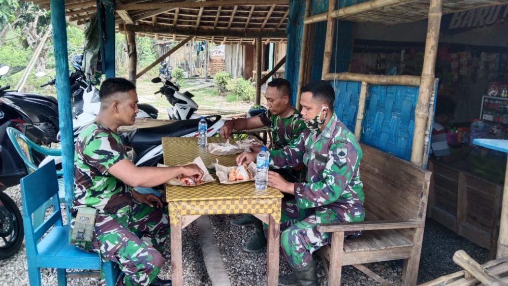 Saatnya Makan Nasi Bungkus Untuk Mengisi Tenaga yang Terkuras