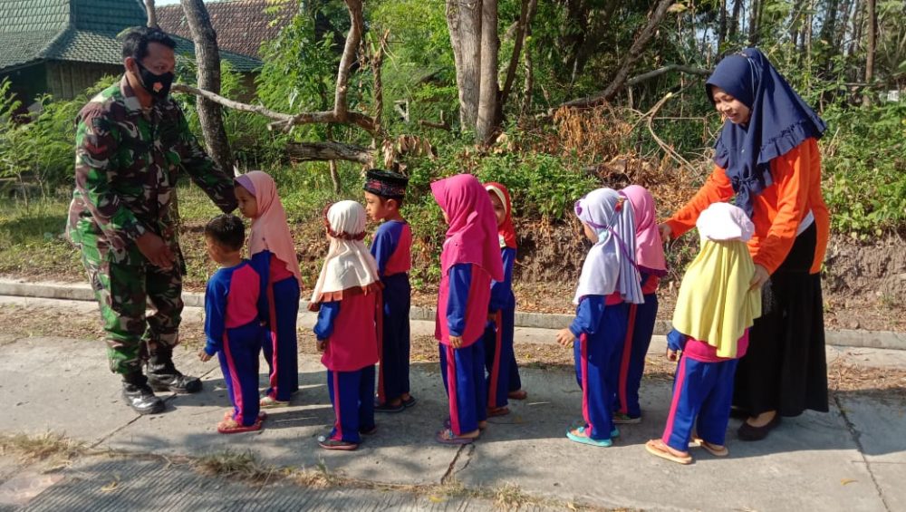 Satgas Pra TMMD Mengenalkan Baris - Berbaris Anak Paud Sejak Dini
