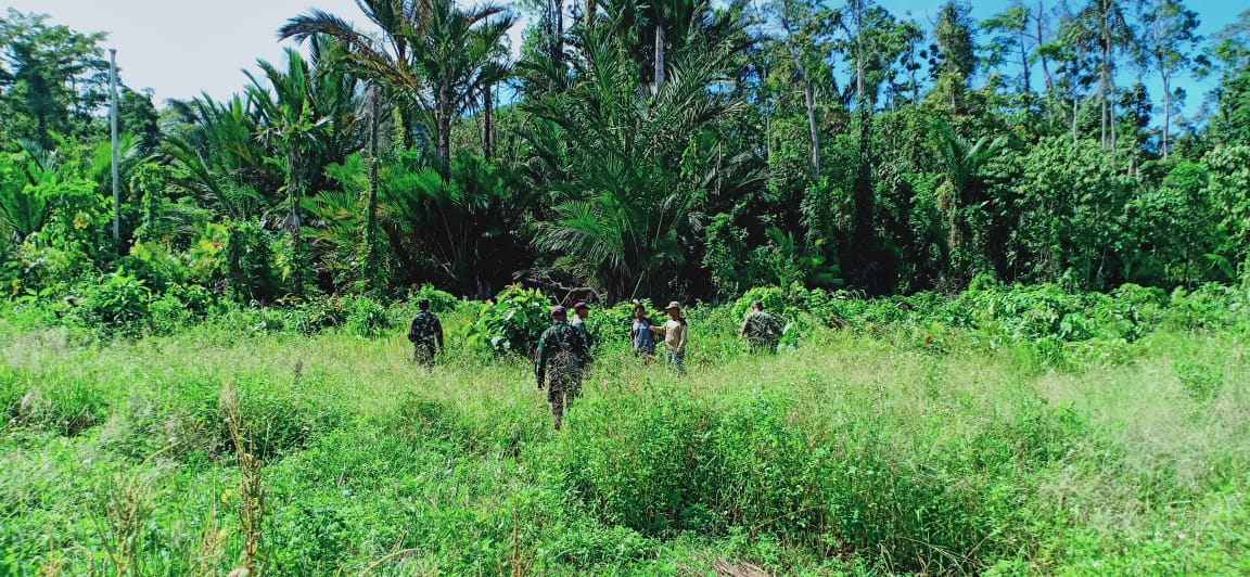 Semangat Babinsa Koramil Pantai Timur Terjang Medan Sulit