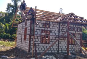 TMMD: Kerjasama Lakukan Pemasangan Lisplang di Rumah Pastori