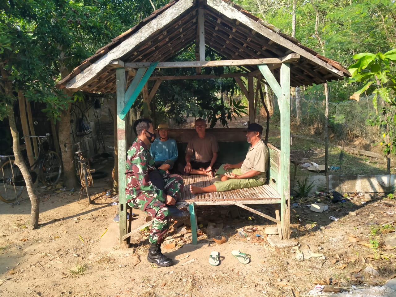 TMMD punya cerita, Njagong bareng Di Saung Warga