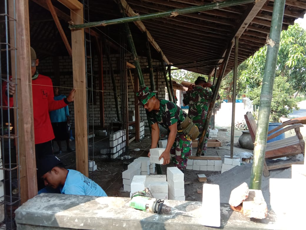 TNI Bersama Warga Melaksanakan Pemasangan Batu Bata