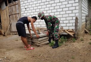 Terlihat Kompak Mengangkat Balok Beton Berdua