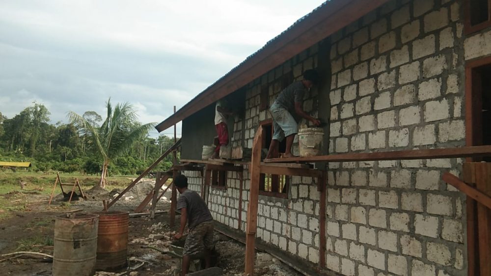 Warga Kampung Dorba Perlihatkan Skill Bertukang di Lokasi TMMD