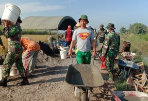 Tokoh Film Superman Dari Tamansari Tergabung Satgas TMMD Pati