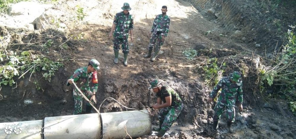 Anggota Satgas TMMD ke 111Kodim 1407/Bone Dengan Kekompakanya Membangun Jalan