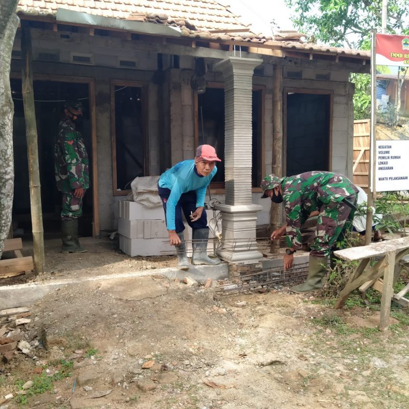 Anggota TNI Bantu Siapkan Rangka Besi Tulangan Untuk Pengecoran