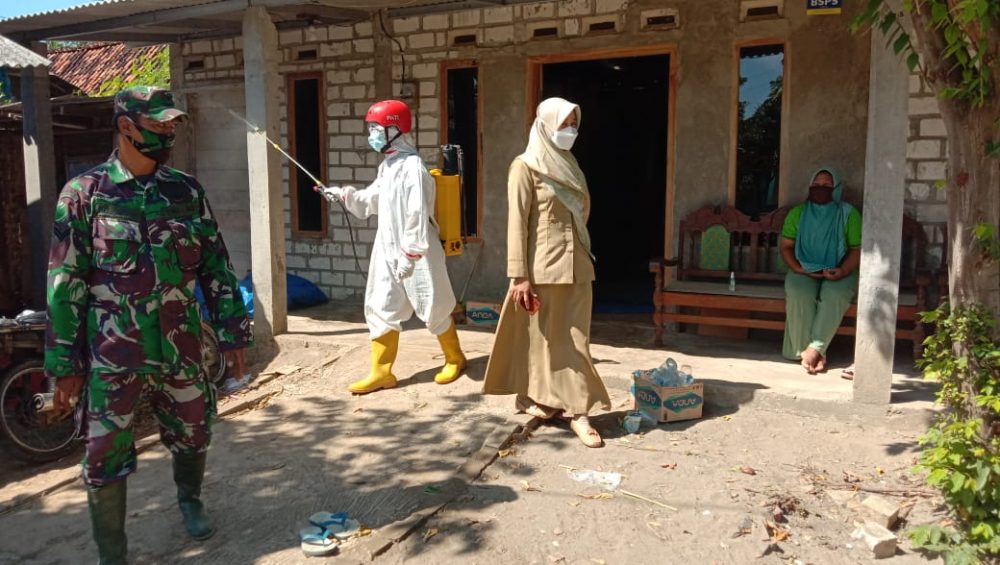 Babinsa Pendampingan PMI Melaksanakan Penyemprotan Disinfektan di Lokasi TMMD Desa Tamansari