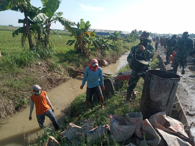 Bersama Warga Terus Kebut Proses Pengerjaan Pengecoran Jalan Di Desa Tamansari