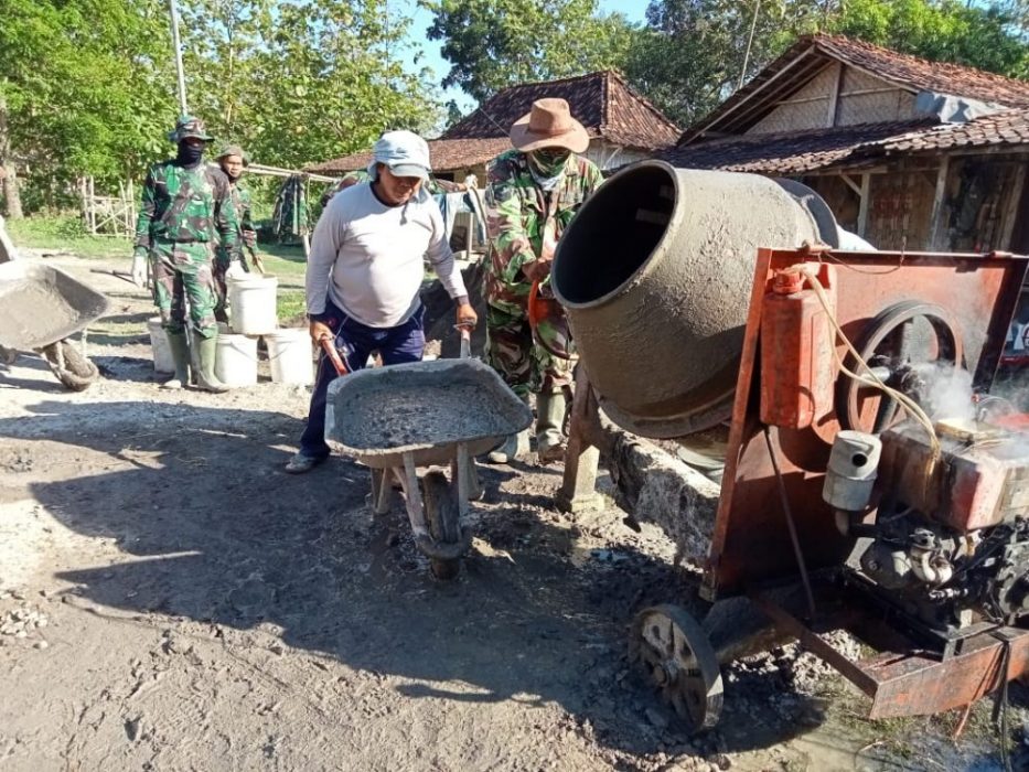 Bersinergi Membangun Negeri, TNI Bersama Masyarakat Tamansari Berjuang Membangun Jalan Penghubung Antar Desa