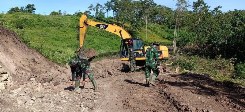 Gunakan Alat Berat Mememudahkan Pekerjaan Satgas TMMD Ke 111 Kodim 1407/Bone.