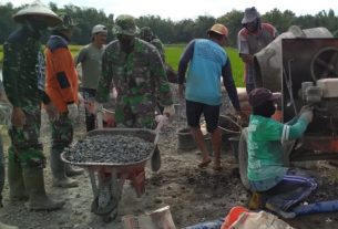 Keahlian Sertu Karyono Memperbaiki Mesin Penggerak Molen Cor