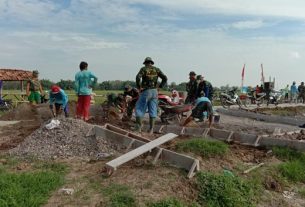Bersama Warga, Anggota Satgas TMMD Kebut Proses Pemberaman Jalan