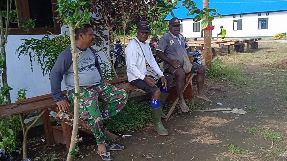 Letda Inf Sudarno Laksanakan Komunikasi Sosial di Lokasi TMMD Kodim Sarmi