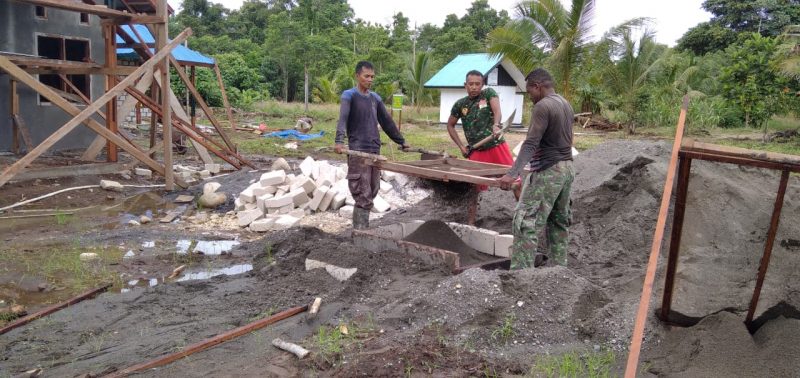 Masyarakat Kampung Dorba dan Satgas TMMD Mengayak Pasir Bersama