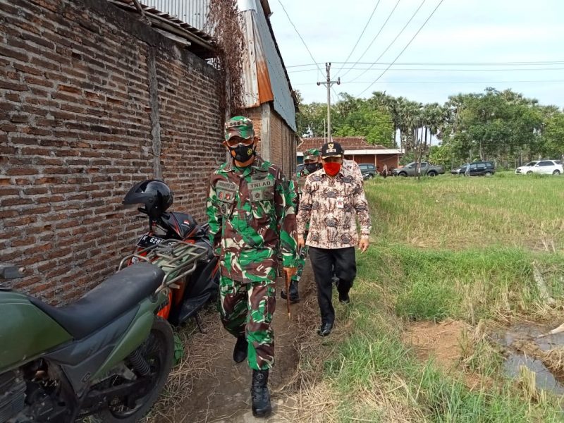 Menyusuri Jalan Setapak Saat Meninjau Lokasi Betonisasi, Danrem Terkesan Dengan Suasana Pedesaan