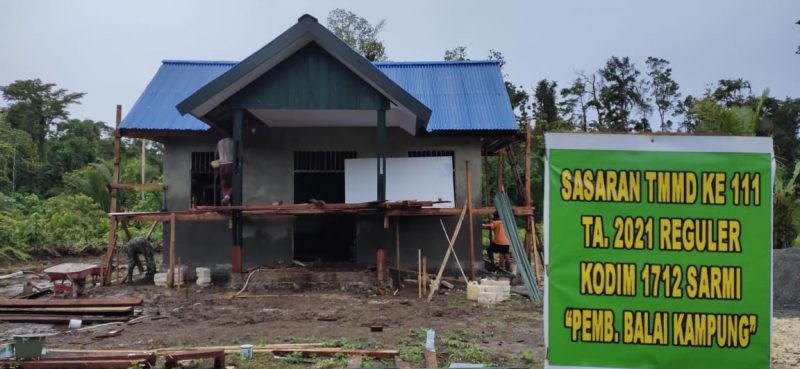Meski Seharian Bekerja, Satgas TMMD dan Warga Tak Lupa Beribadah