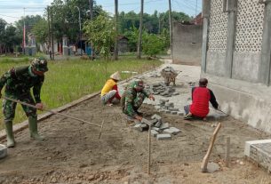 Pemasangan Paving Blok Halaman Musholla "Nurul Iman" 75 persen