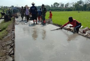 TNI - Polri dan Warga Desa Tamansari Terlihat Kompak di Pengerjaan Rabat Beton jalan