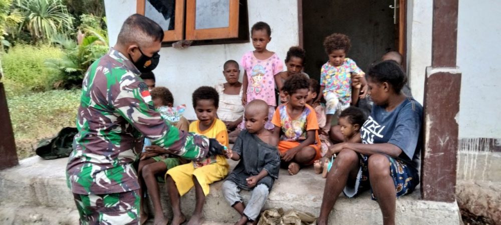 Satgas TMMD Kodim Sarmi: Anak-anak Harus Semangat dan Rajin Belajar