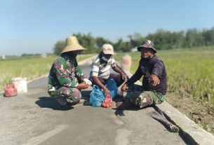 Satgas TMMD Sambil Menikmati Jajanan Sambil Berjemur