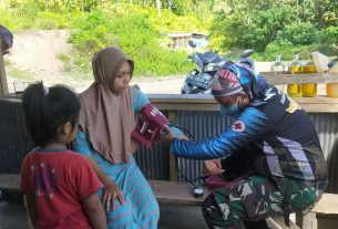 Satgas TMMD ke 111 Bantu Masyarakat Mengukur Tekanan Darah