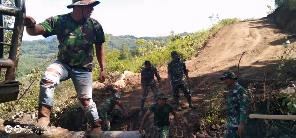 Sejahterakan Masyarakan, Anggota Satgas TMMD ke 111Kodim 1407/Bone Membangun Jalan