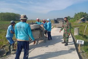 Semangat Warga Desa Tamansari Laksanakan Proses Finishing Pengecoran Jalan