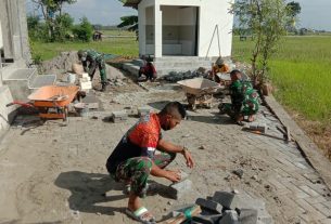 Pemasangan Paving Blok Halaman Musholla "Nurul Iman" Capai 85 Persen