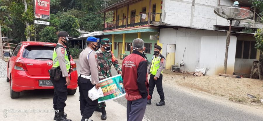 Anggota Koramil Dan Polsek Karangtengah Ajak Warga Disiplin Memakai Masker