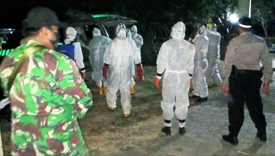 Babinsa Kawal Pemakaman Covid 19 Sekalipun Malam Hari