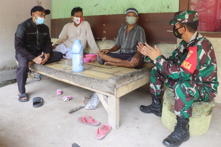 Sertu Agus Triawan melaksanakan kegiatan Komunikasi sosial