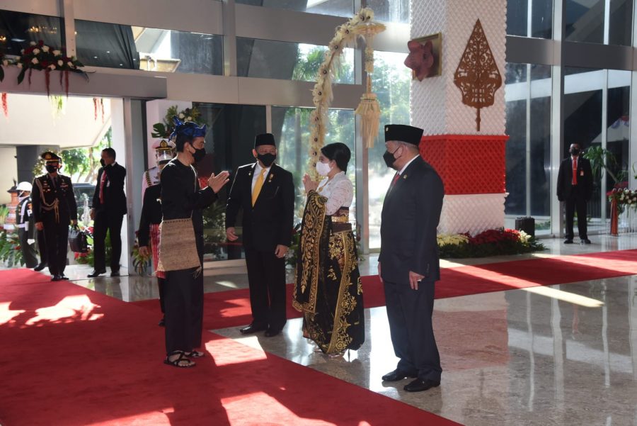 Baju Adat Jokowi dan Puan Maharani Gambarkan Kesatupaduan Hadapi Pandemi