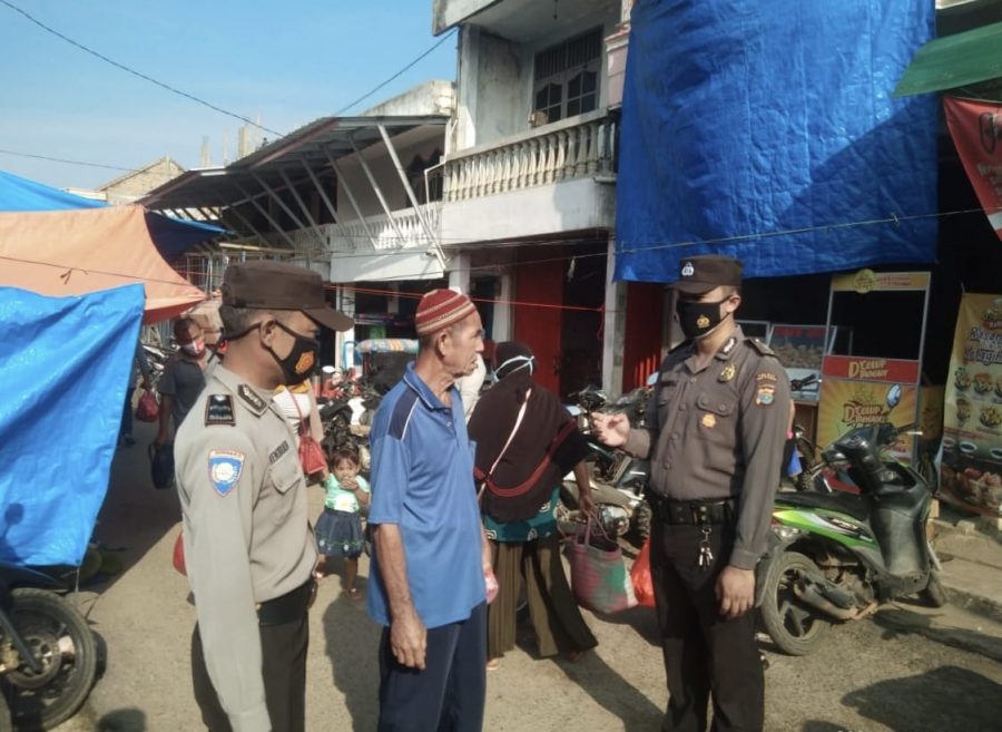 Bhabinkamtibmas Polsek Banjit Himbau Warga Patuhi Prokes di Pasar